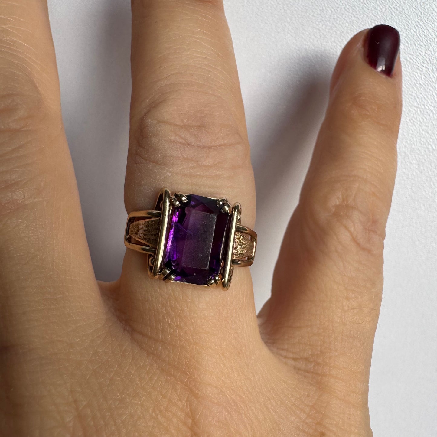 טבעת זהב צהוב 10 קראט משובצת אבן אמטיסט מלבנית