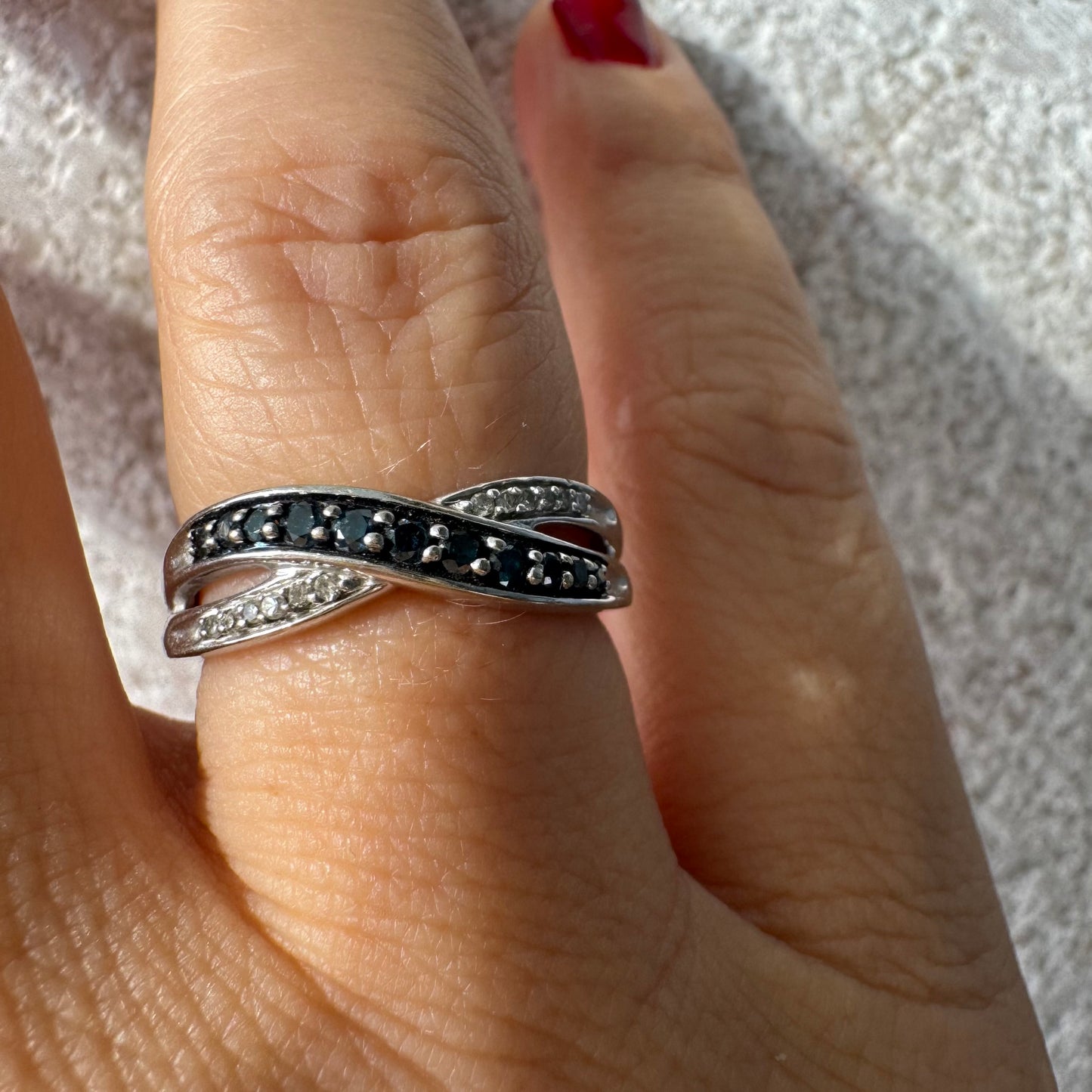 טבעת זהב לבן 10 קראט משובצת אבני טופז כחולות עמוקות ויהלומים.