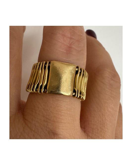 טבעת זהב צהוב 18 קראט של המותג ה.שטרן, בעיצוב מודרני ומינימליסטי עם נוכחות מרשימה.