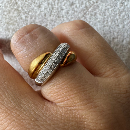 טבעת וינטג’ של המותג היוקרתי H.Stern, זהב 18 קראט בשילוב זהב צהוב ולבן משובצת שורת יהלומים