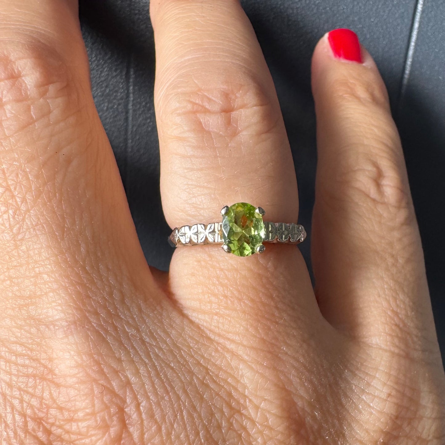 טבעת זהב לבן 14 קראט משובצת אבן פרידוט בולטת