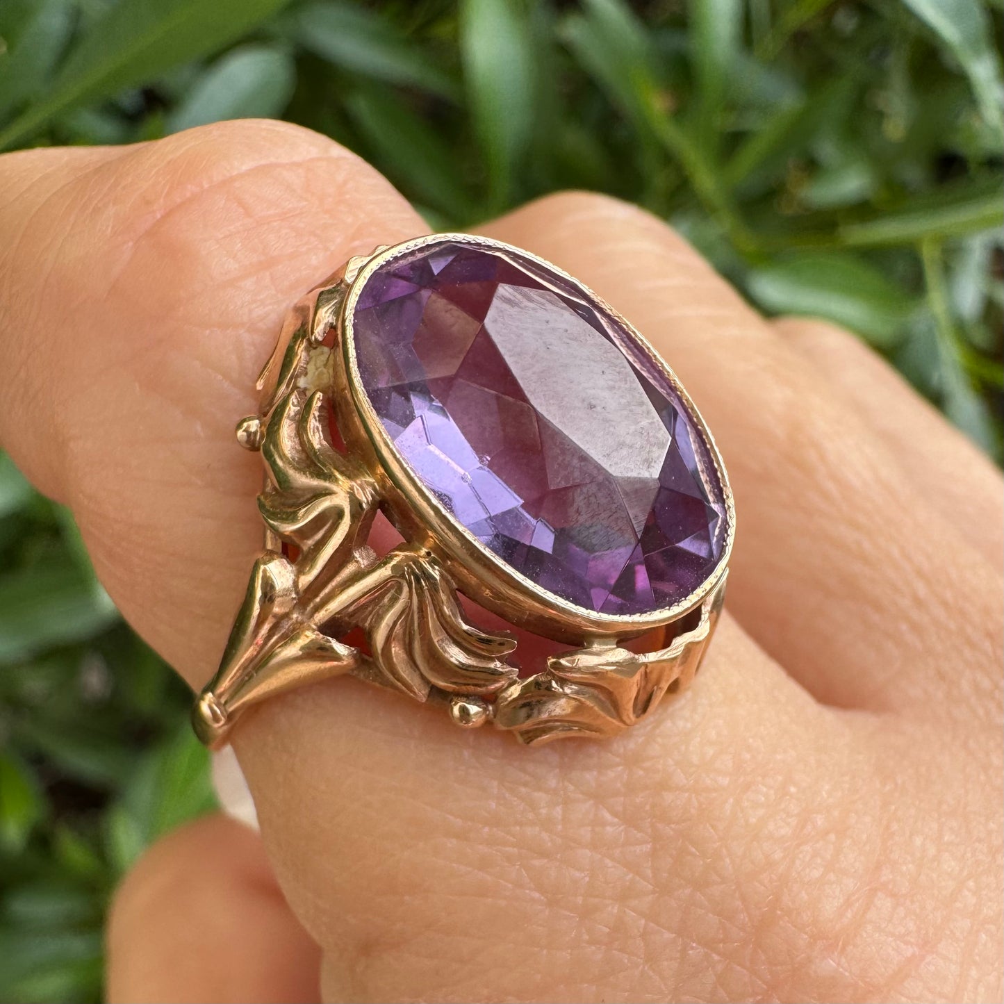 טבעת זהב אדום 14 קראט משובצת אמטיסט בגוון סגול עמוק .