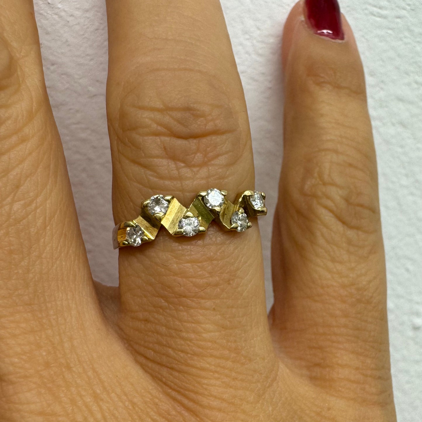 טבעת זהב 14 קראט בעיצוב זיגזג, משובצת יהלומים נוצצים. תכשיט וינטג’ עדין עם טאץ’ גאומטרי ייחודי.