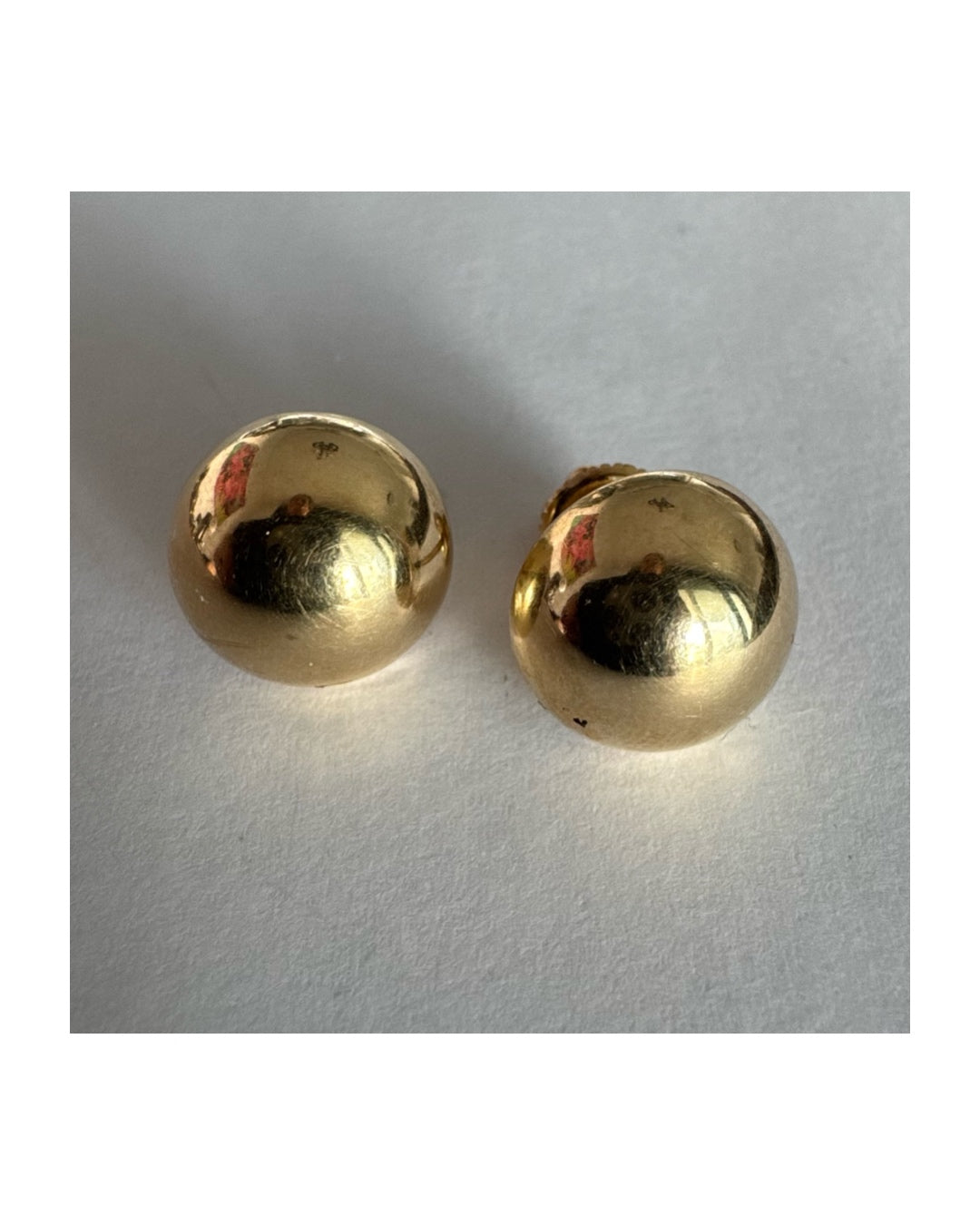 עגילי זהב צהוב 10 קראט צמודים לאוזן בעיצוב כדורי קלאסי.