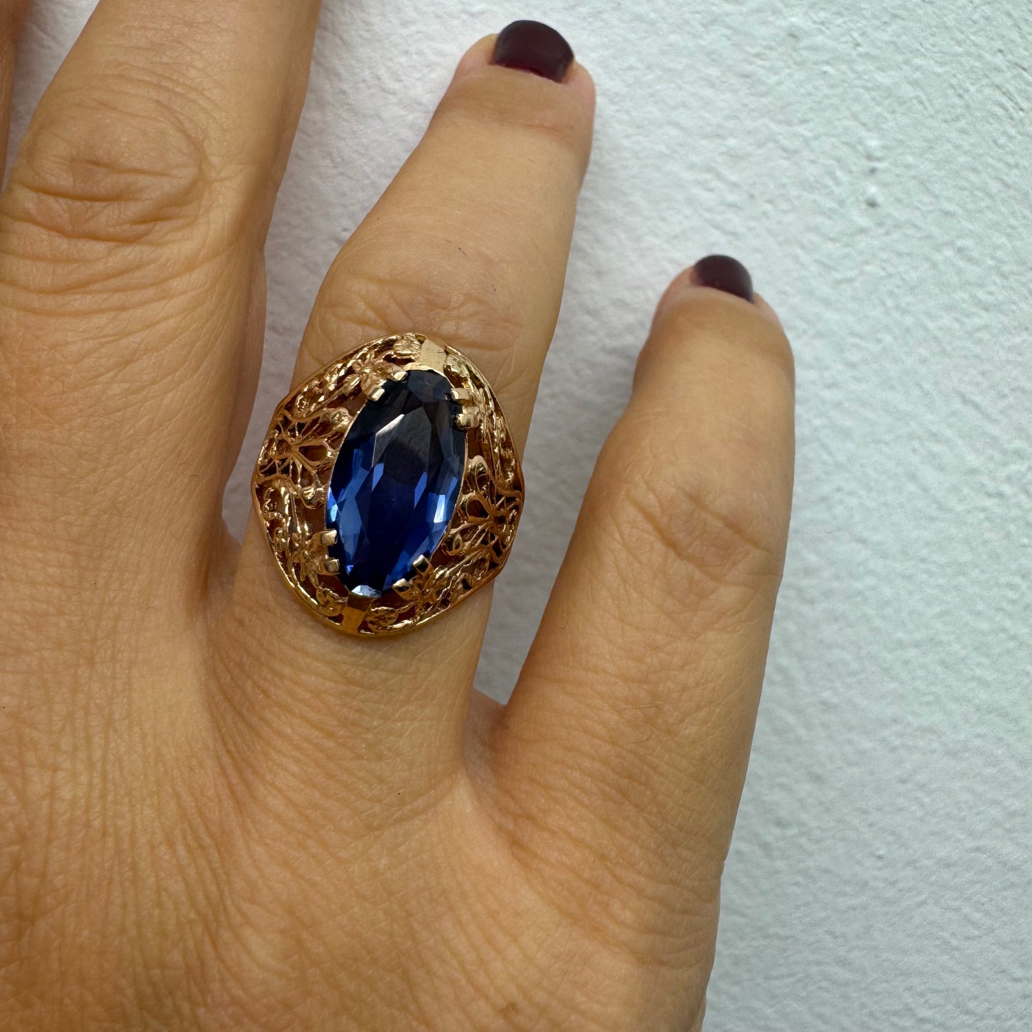 טבעת זהב 14 קראט משובצת אבן טנזנייט גדולה בחיתוך אליפסה, בעיצוב תחרה מרהיב