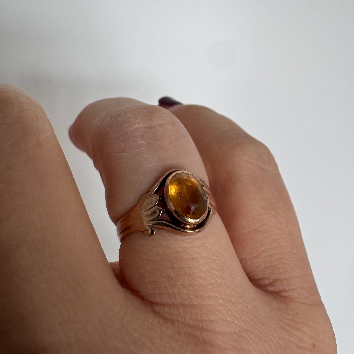 טבעת זהב צהוב 10 קראט משובצת אבן סיטרין בחיתוך קבושון אובלית בגוון דבש עמוק, עם שקיפות טבעית וברק חמים
