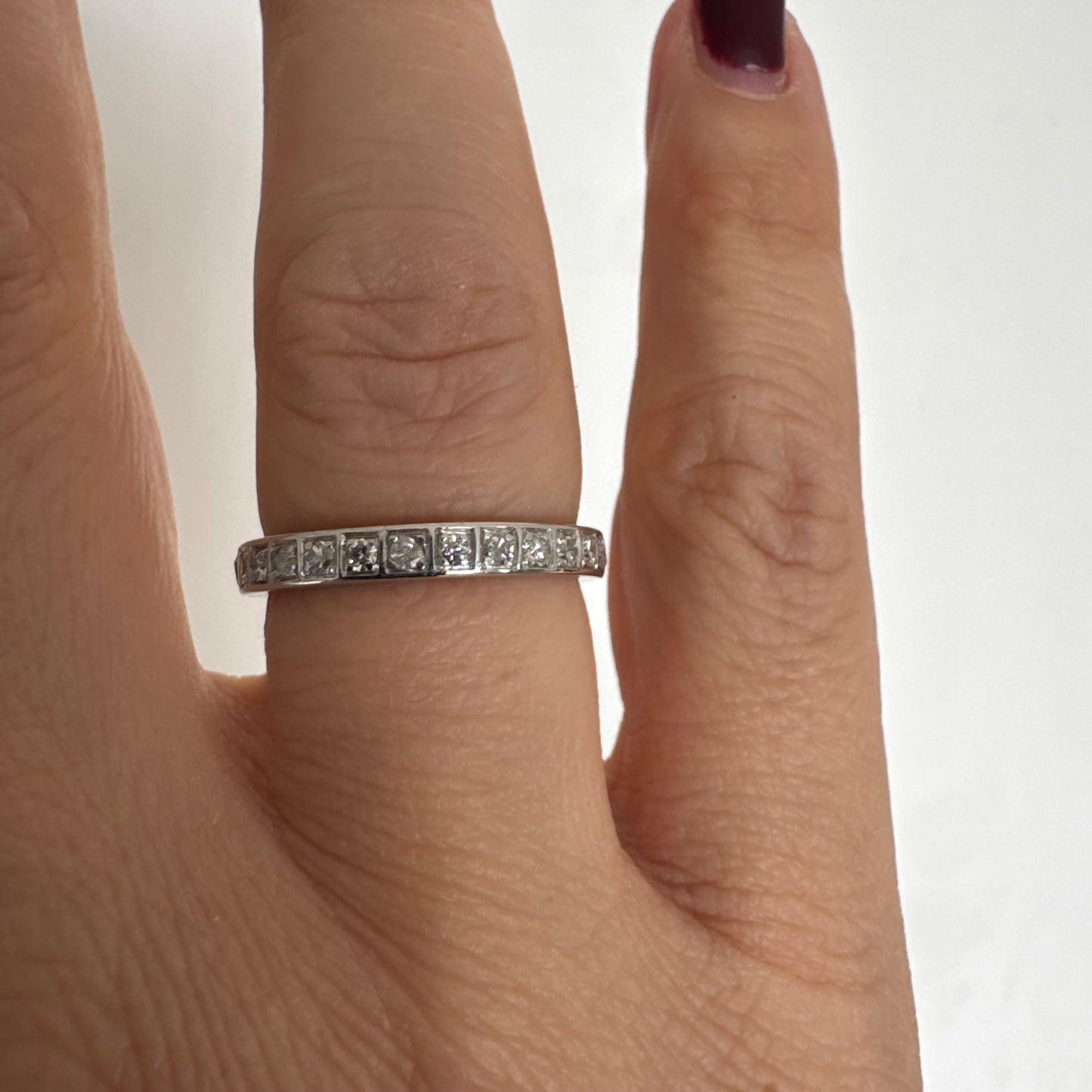 טבעת איטרניטי זהב 14 קראט משובצת שורת יהלומים משובצים זה לצד זה במסגרת מדויקת ונקייה.