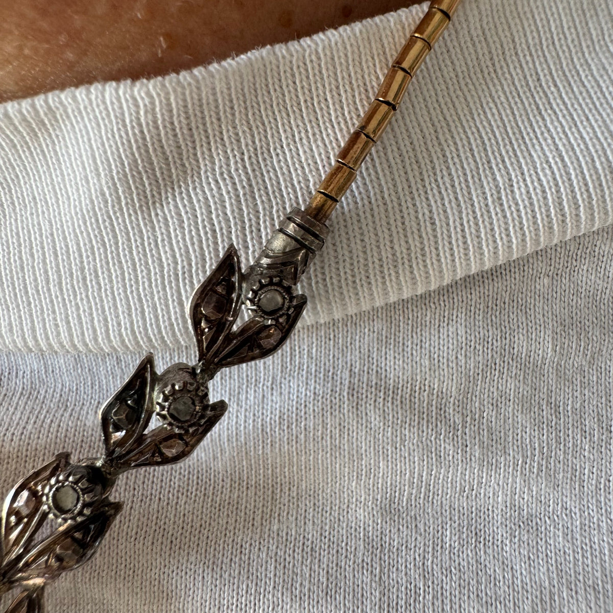 14K Gold Necklace with Pearls
Floral design & Diamonds with delicate details and a magnetic clasp.