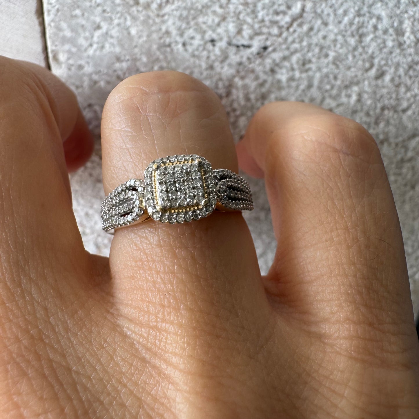 טבעת זהב 14 קראט בעיצוב עדין, משובצת יהלומים קטנים בעבודת פאווה שמעניקה ברק צפוף ומרשים. 