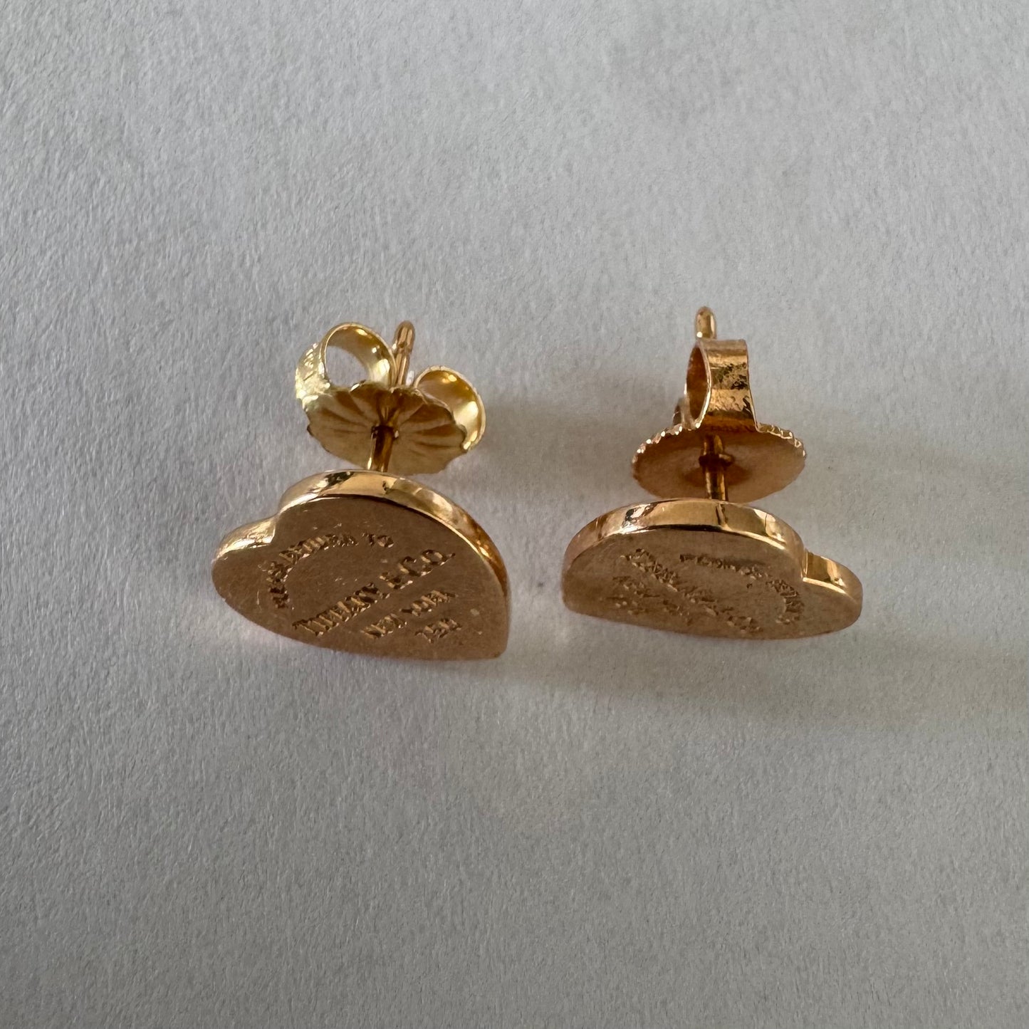 עגילים צמודים של Tiffany &amp; Co. עשויים זהב 18 קראט (750), בעיצוב לב אייקוני עם חריטת “Please Return to Tiffany & Co. New York”. 