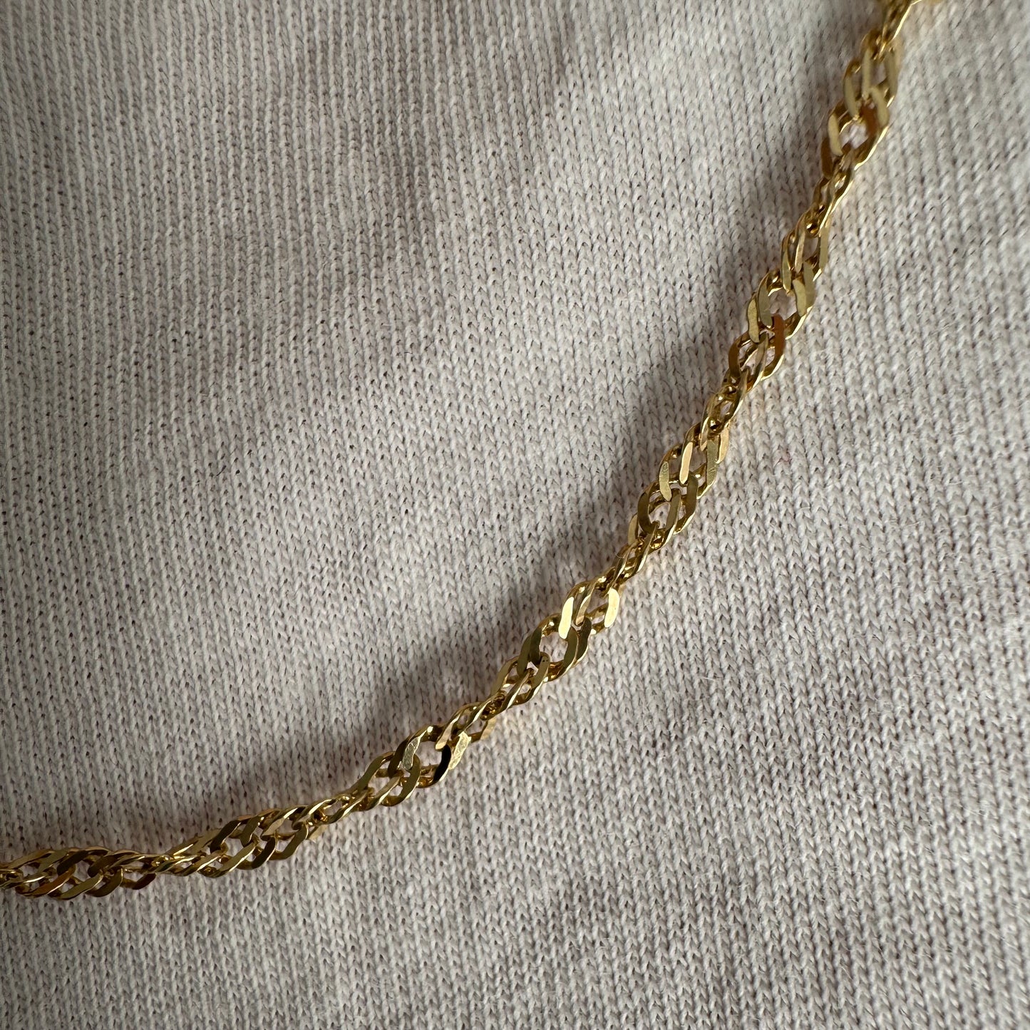 שרשרת זהב צהוב 14 קראט בעיצוב חוליות מסובבות ועדינות שמעניקות לה ברק ותנועה. 