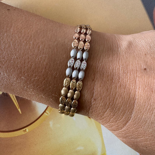 צמיד זהב תלת גוני 14 קראט, בשילוב חוליות מזהב צהוב, לבן ואדום – פריט קלאסי עם נגיעת ברק ואלגנטיות עדינה