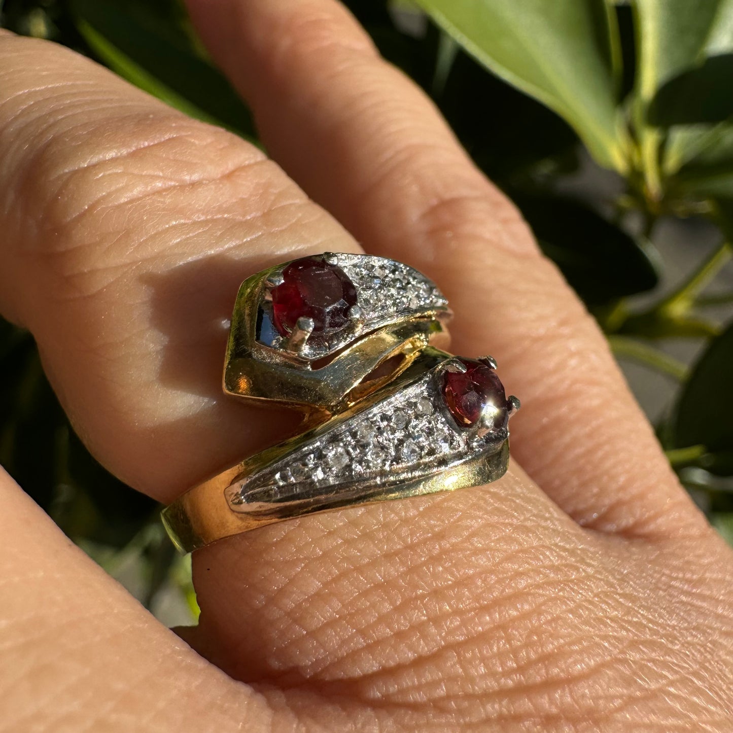 18K gold ring set with Garnet & Diamonds