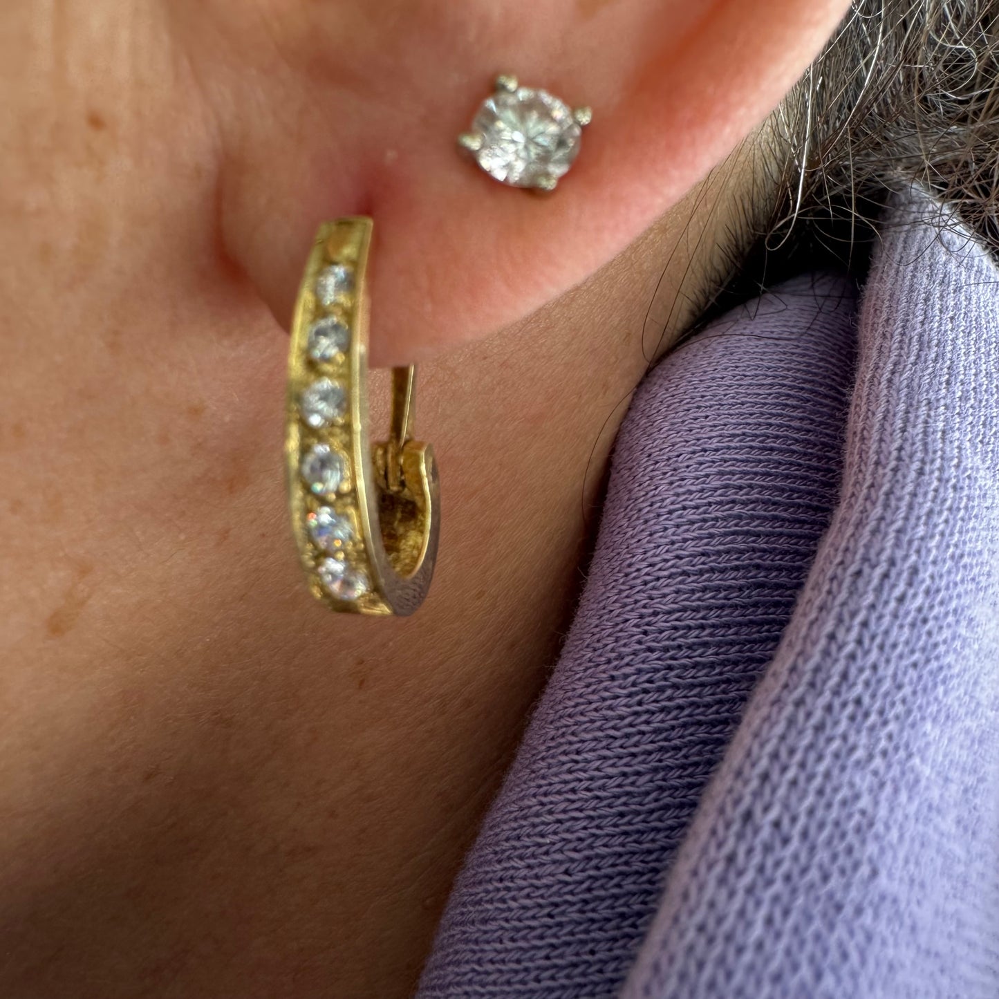 עגיל זהב צהוב 14 קראט בעיצוב אלגנטי ומודרני, משובץ שורת אבני חן שקופות שמעניקות ברק עדין ומדויק.