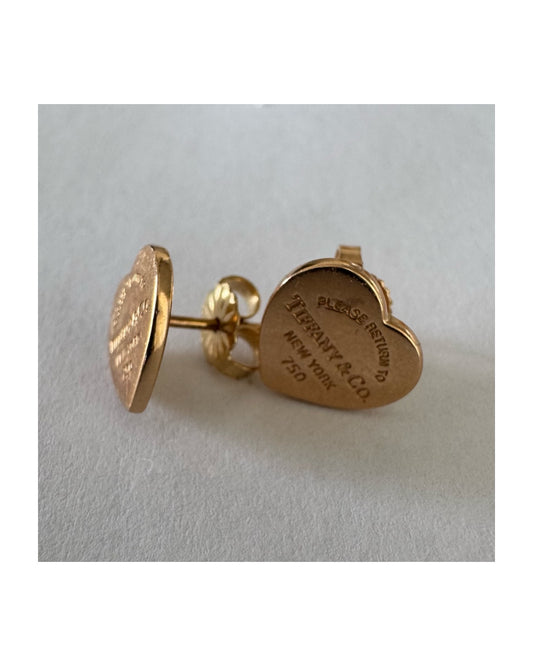 עגילים צמודים של Tiffany &amp; Co. עשויים זהב 18 קראט (750), בעיצוב לב אייקוני עם חריטת “Please Return to Tiffany & Co. New York”. 
