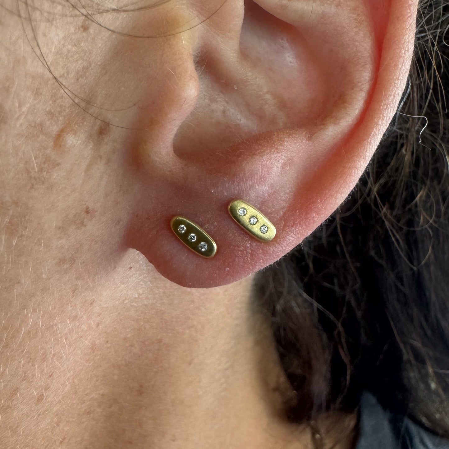18K gold stud earrings set with 3 Diamonds