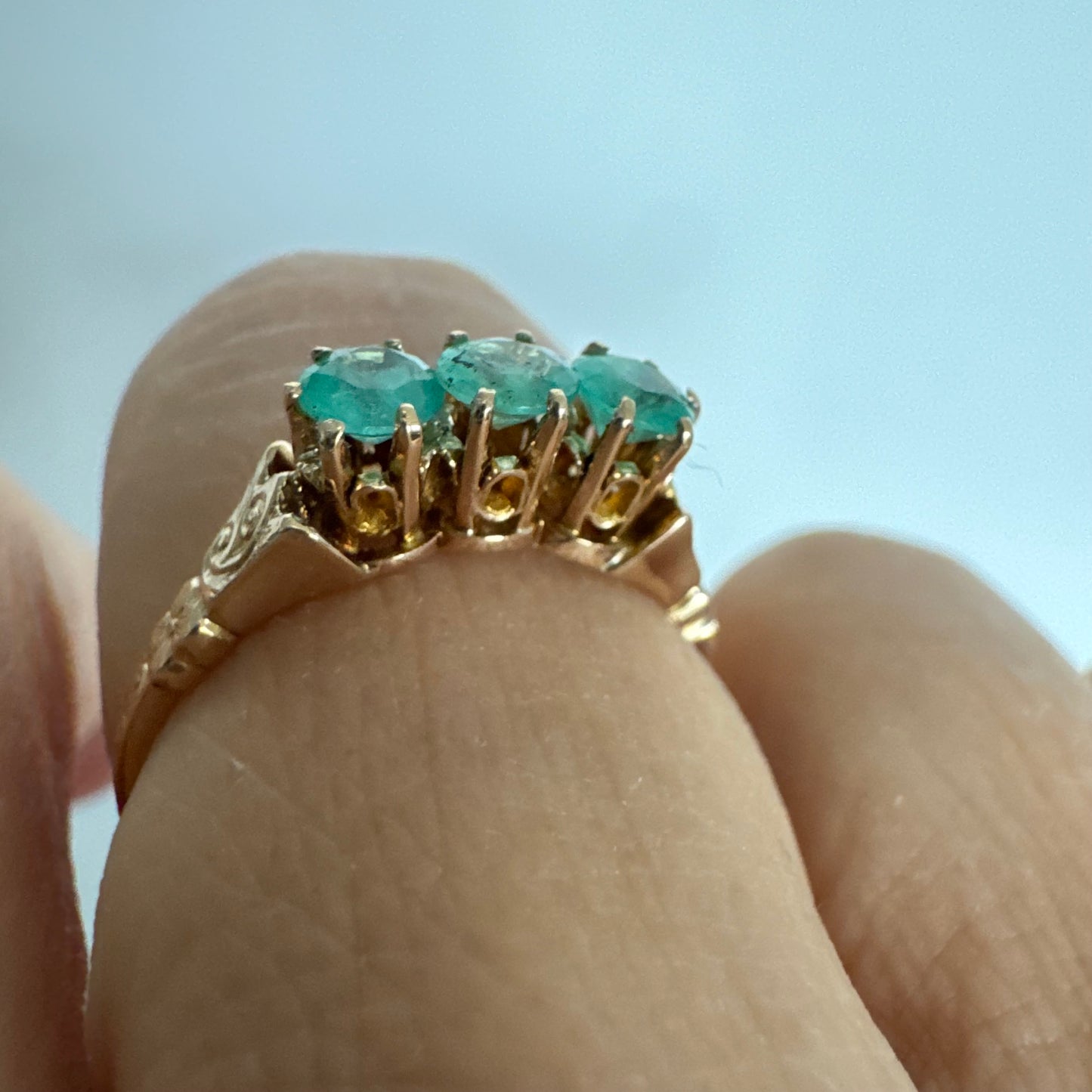 טבעת זהב 9 קראט המשובצת שלוש אבני אמרלד.