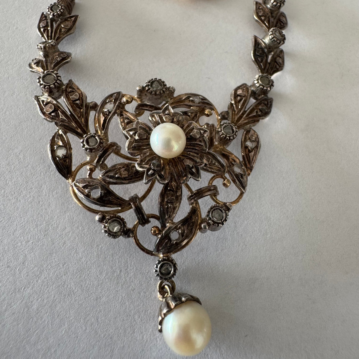14K Gold Necklace with Pearls
Floral design & Diamonds with delicate details and a magnetic clasp.
