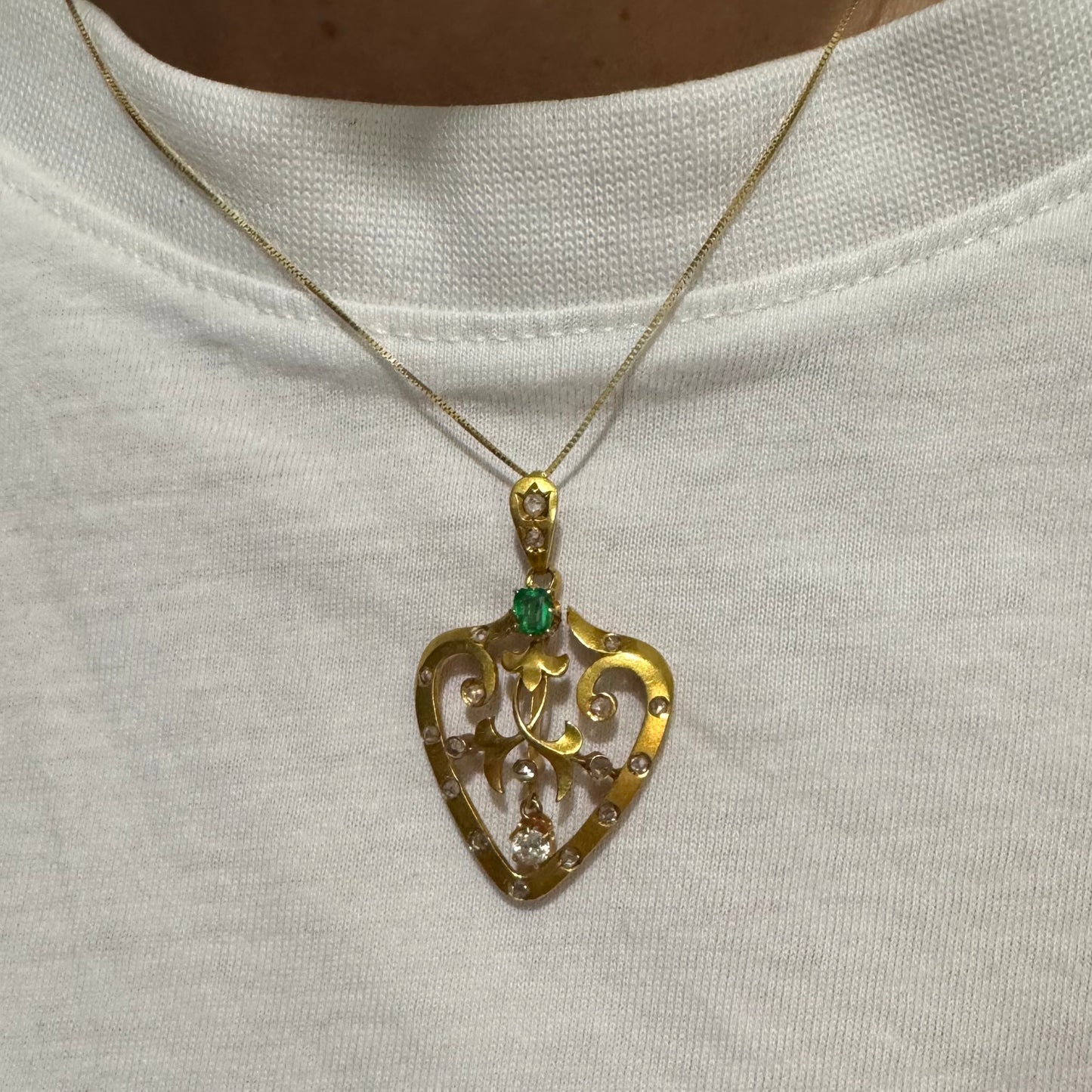 תליון זהב צהוב 18 קראט ״לב״ משובץ אבן אמרלד ויהלומים