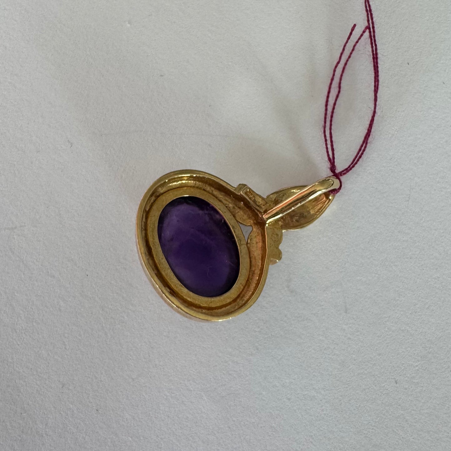תליון זהב צהוב 14 קראט משובץ באבן אמטיסט קבושון גדולה.