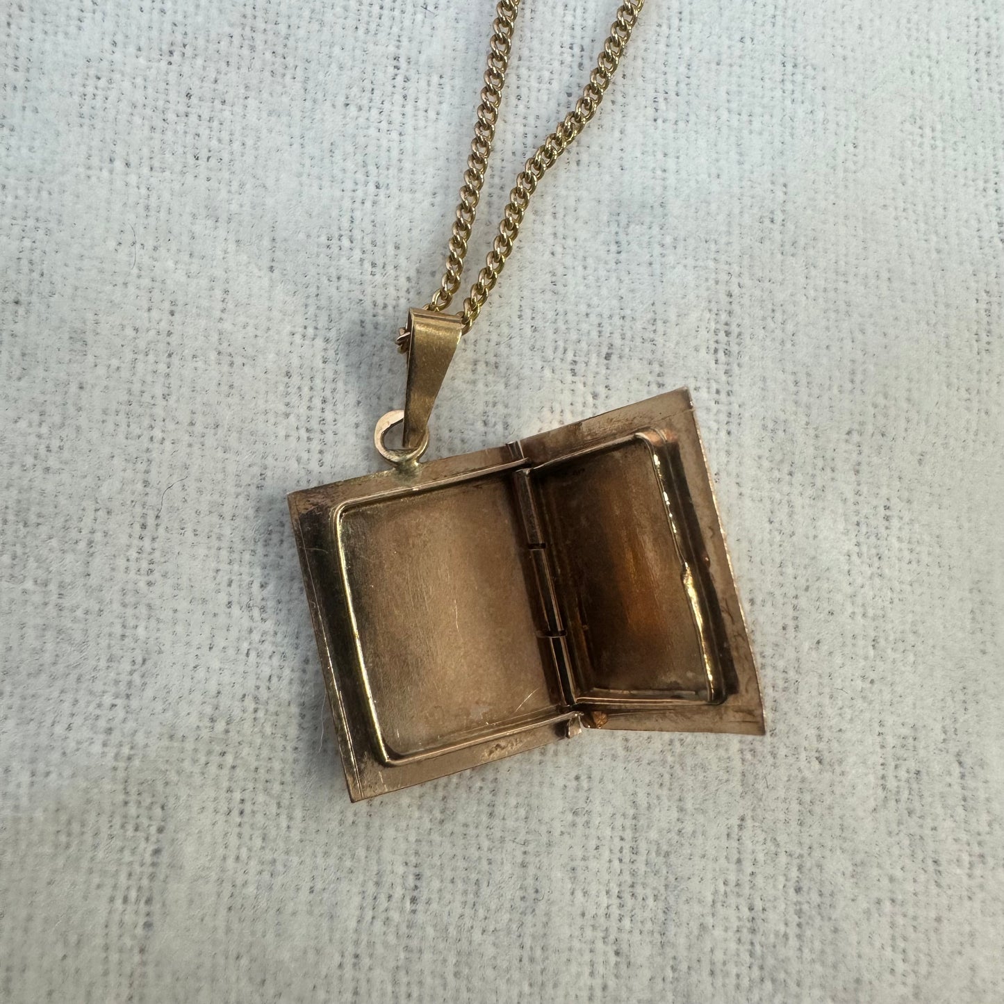 14K gold necklace with openable pendant locket