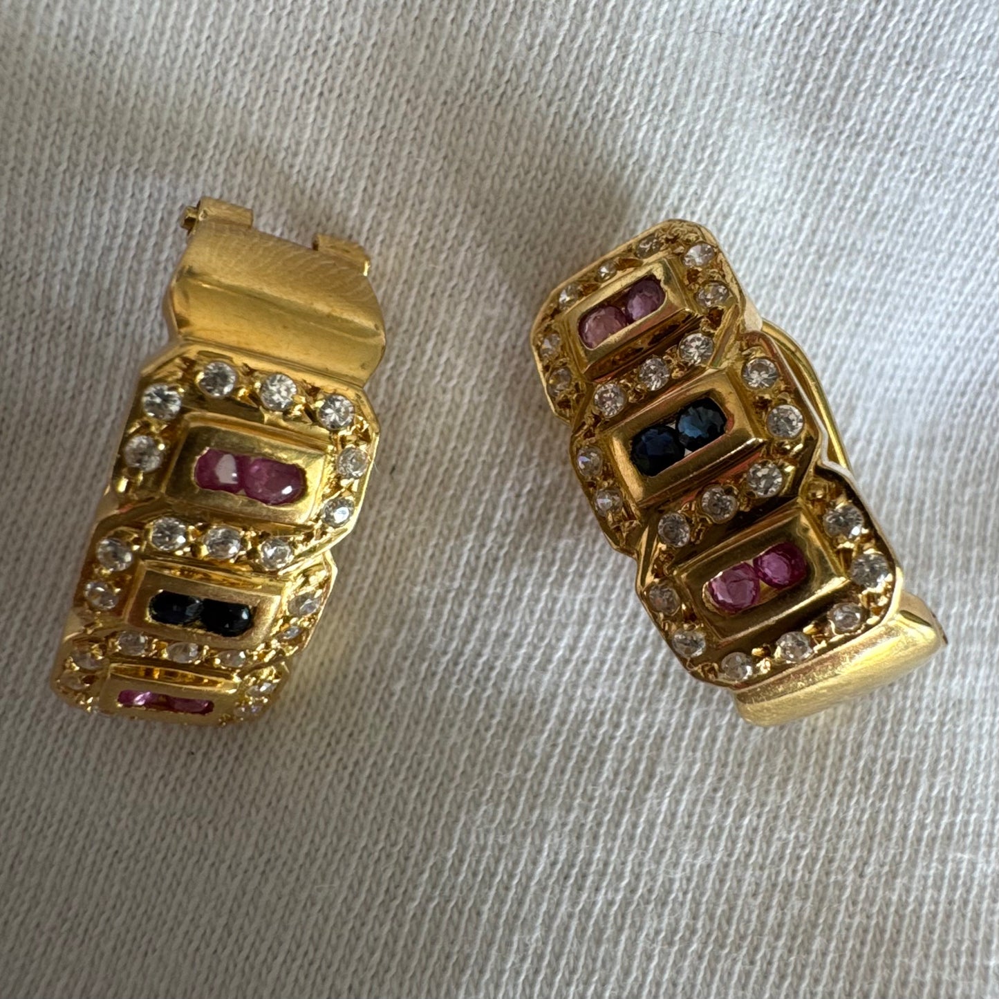 עגילי זהב צהוב 18 קראט משובצים אבני רובי, ספיר ויהלומים בעיצוב גאומטרי עשיר. 