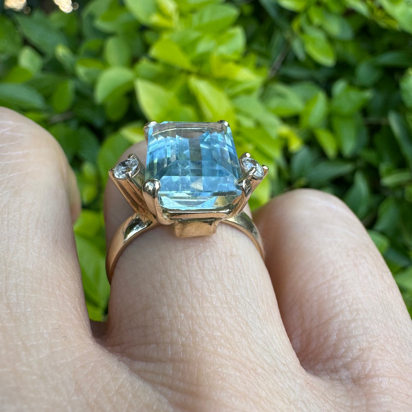 טבעת זהב 18 קראט משובצת אבן אקוומרין בחיתוך מלבני (Emerald Cut), בעלת גוון כחול צלול ומרשים.