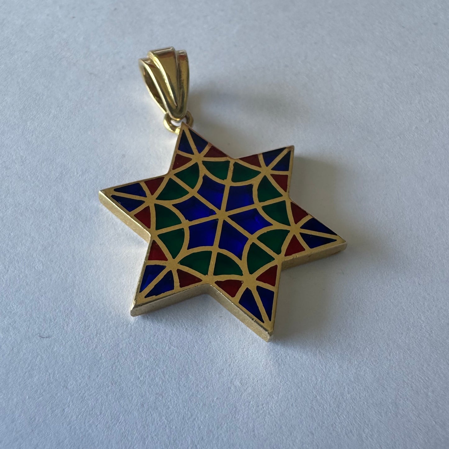 תליון מגן דוד מרהיב מזהב 14 קראט המעוצב בדוגמה גיאומטרית מרשימה בהשראת אמנות פסיפס ויטראז’.