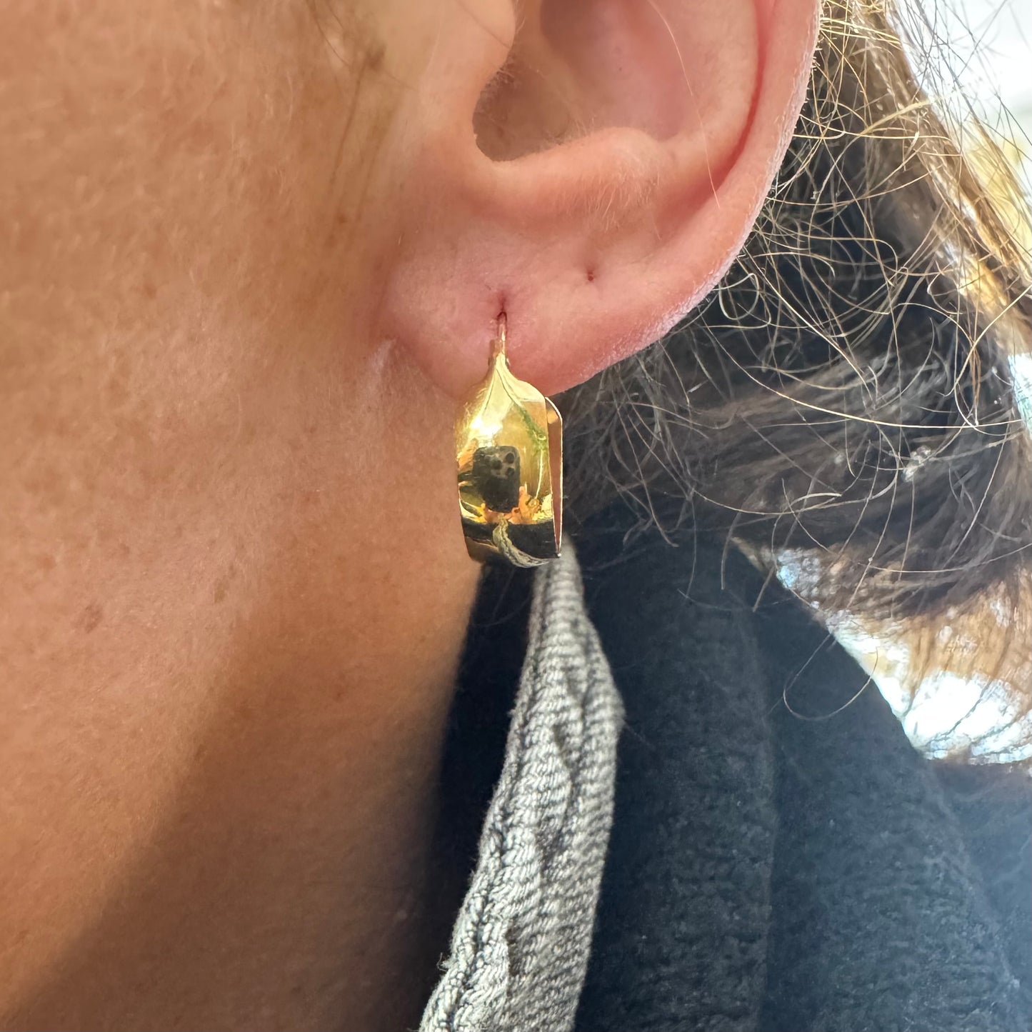 עגילי זהב צהוב 10 קראט חישוקים עבים וקלילים