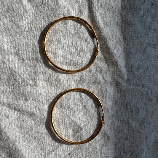 עגילי חישוק קלאסיים מזהב 14 קראט.