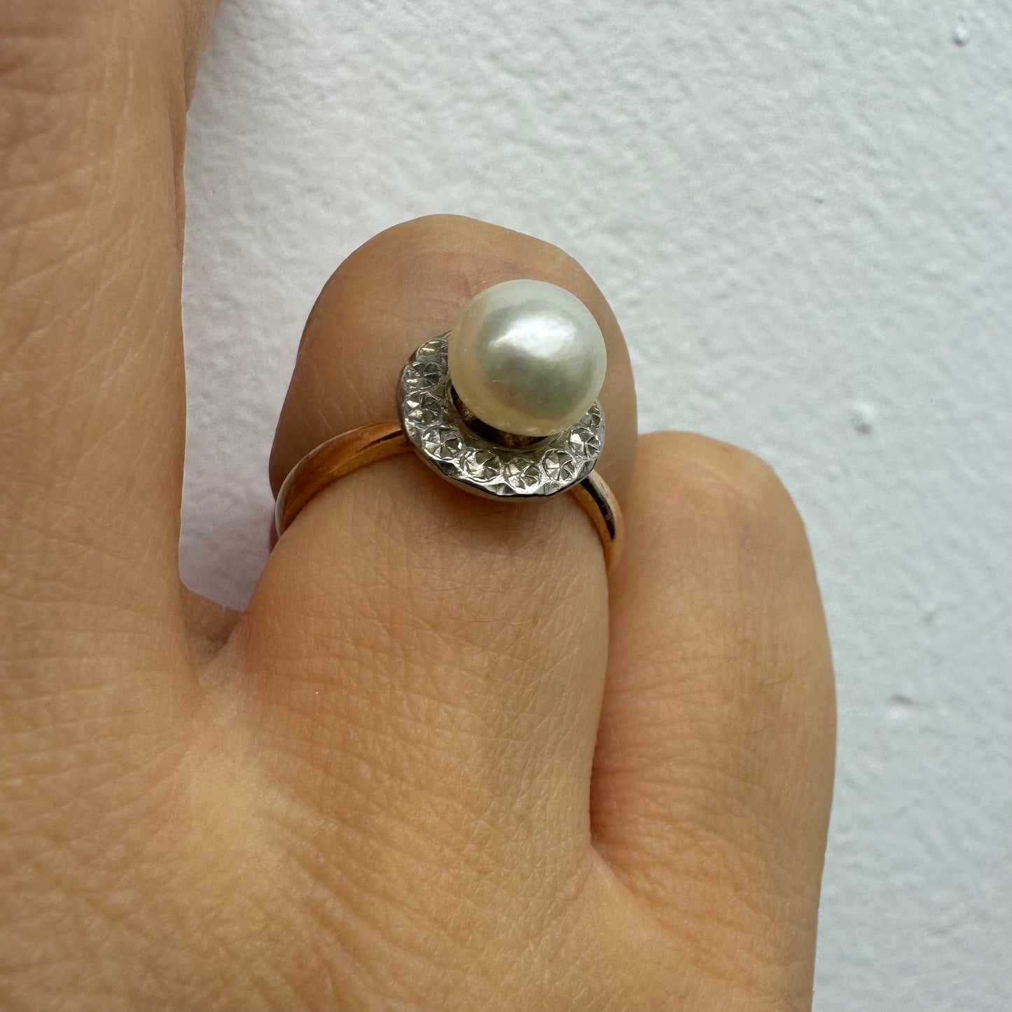 14K gold ring featuring a round center Pearl