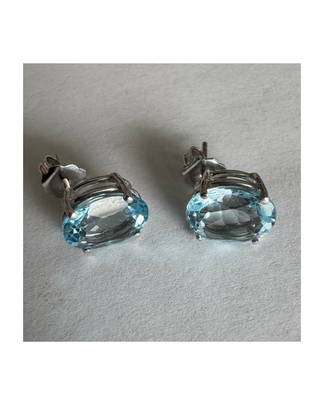 עגילי זהב לבן 14 קראט משובצים אבני אקוומרין אובליות בגוון תכלת-קריסטלי