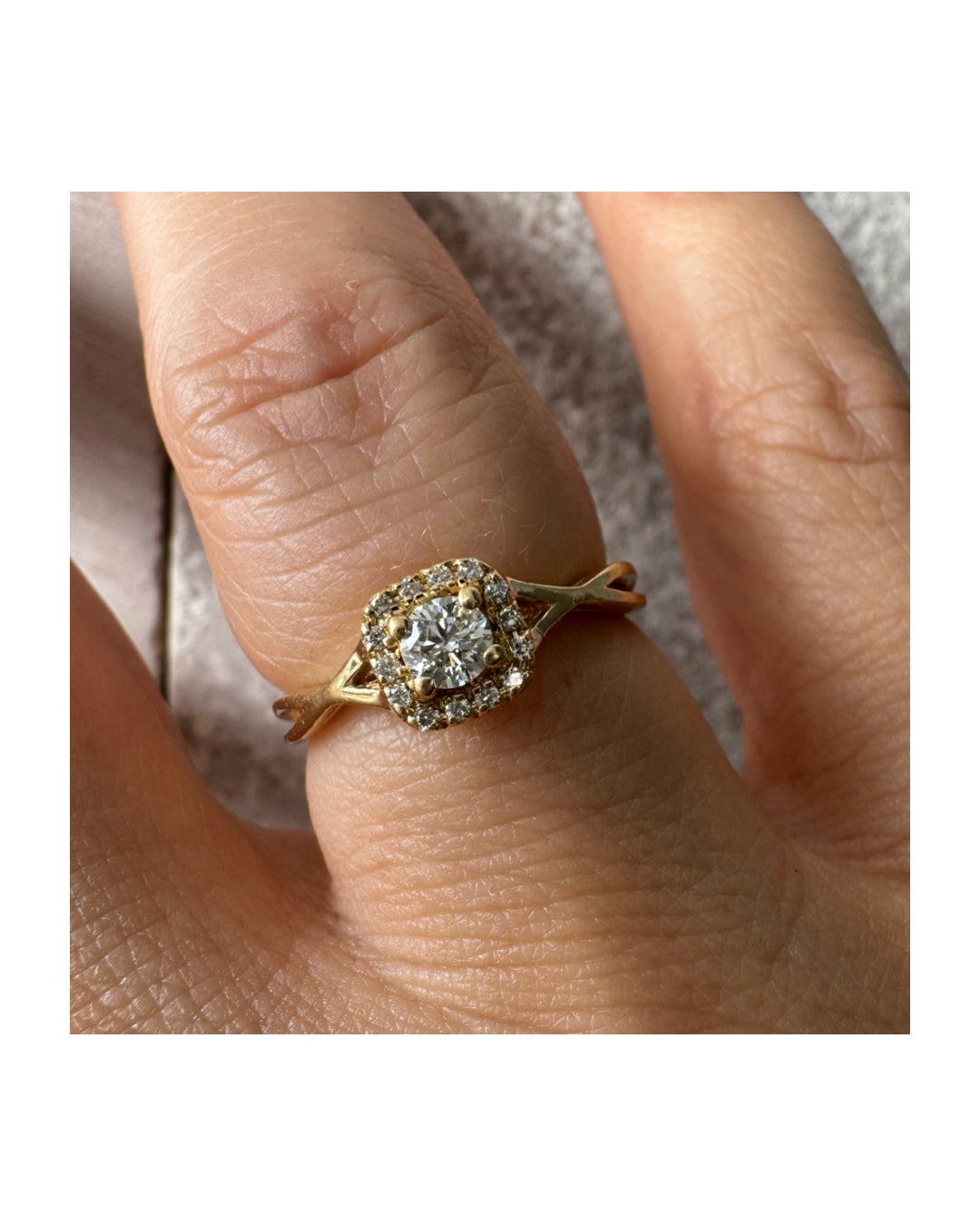 14K gold ring set with a central Diamond surrounded by small Diamonds
