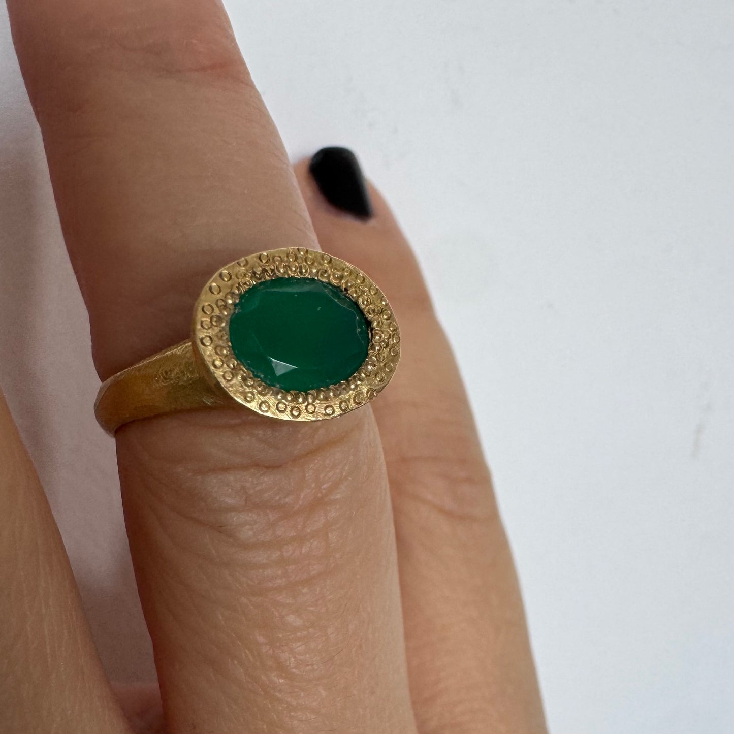 טבעת זהב צהוב 18 קראט משובצת אבן כריסופרס בגוון ירוק עמוק ומהפנט.