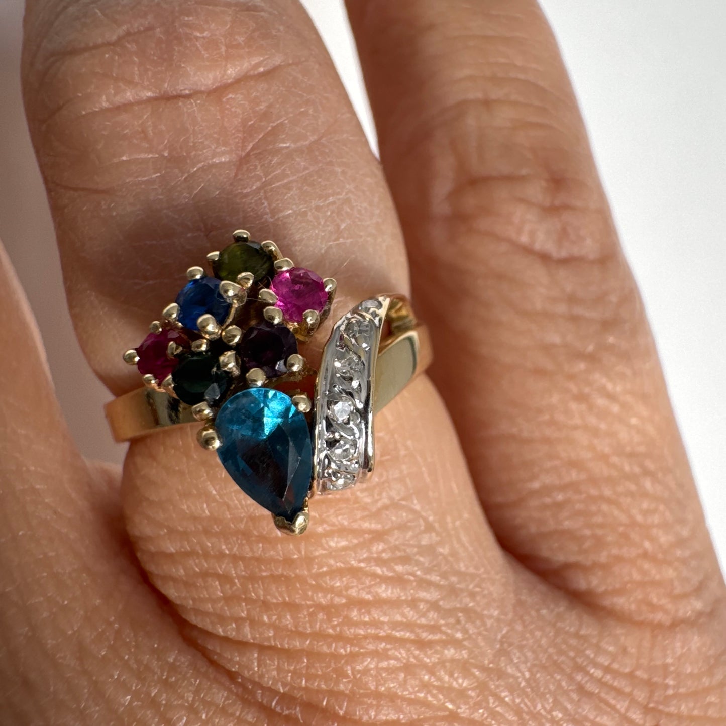 טבעת זהב צהוב 14 קראט משובצת שילוב אבני חן צבעוניות ויהלומים בעיצוב ייחודי.