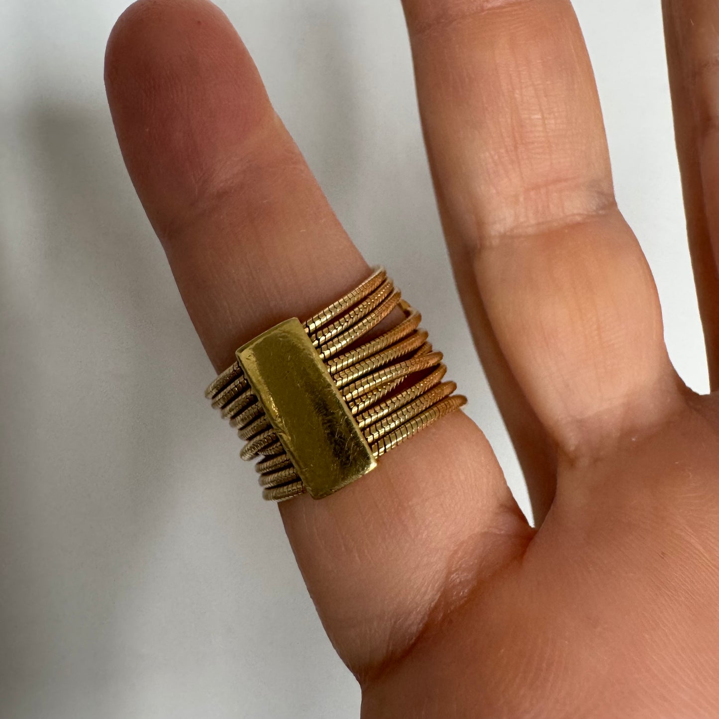 טבעת זהב צהוב 18 קראט של המותג H. Stern משובצת יהלומים בעיצוב רב־ליפופים אלגנטי 