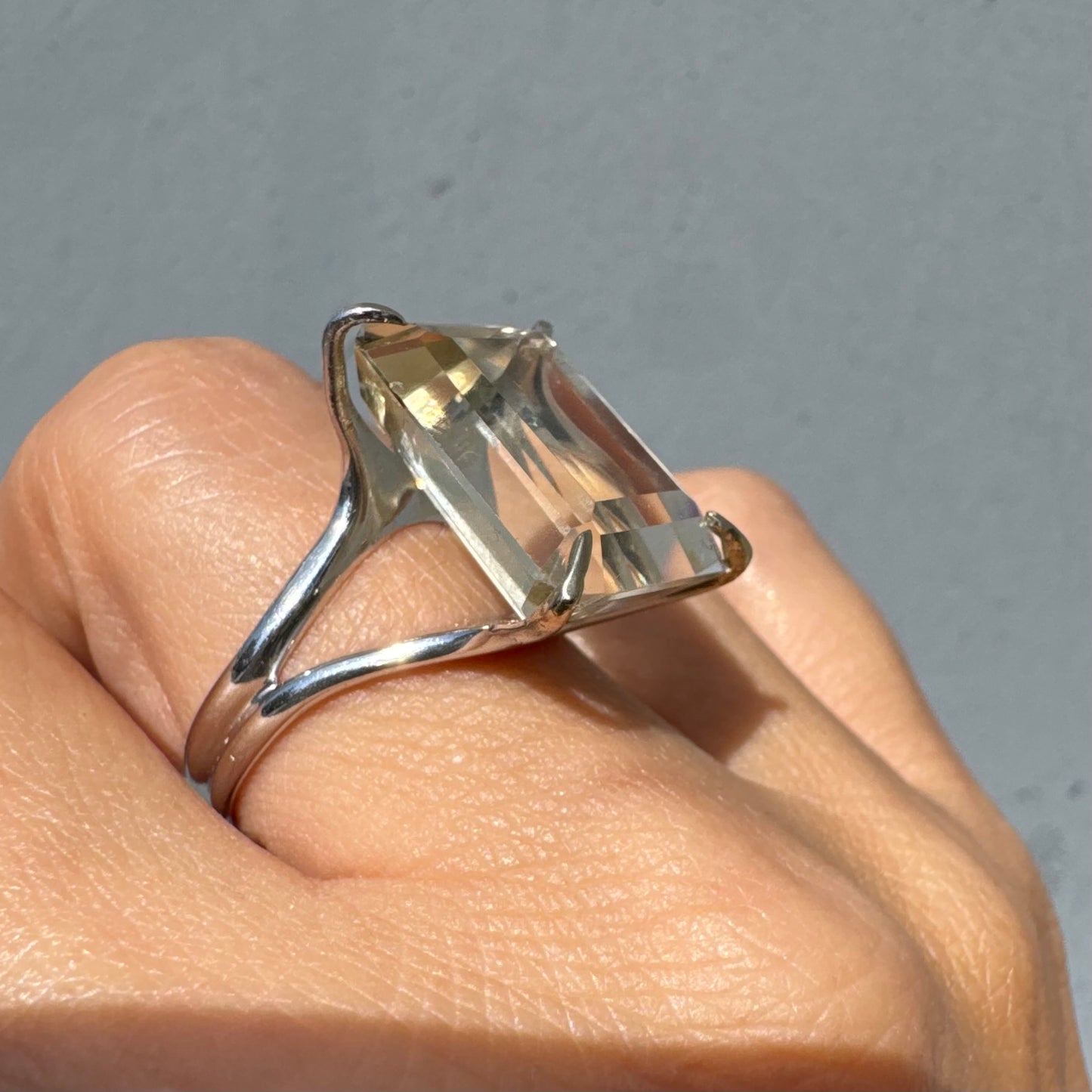 טבעת זהב לבן 18 קראט בעיצוב אלגנטי של H. Stern, משובצת אבן קוורץ גדולה בחיתוך מלבני .