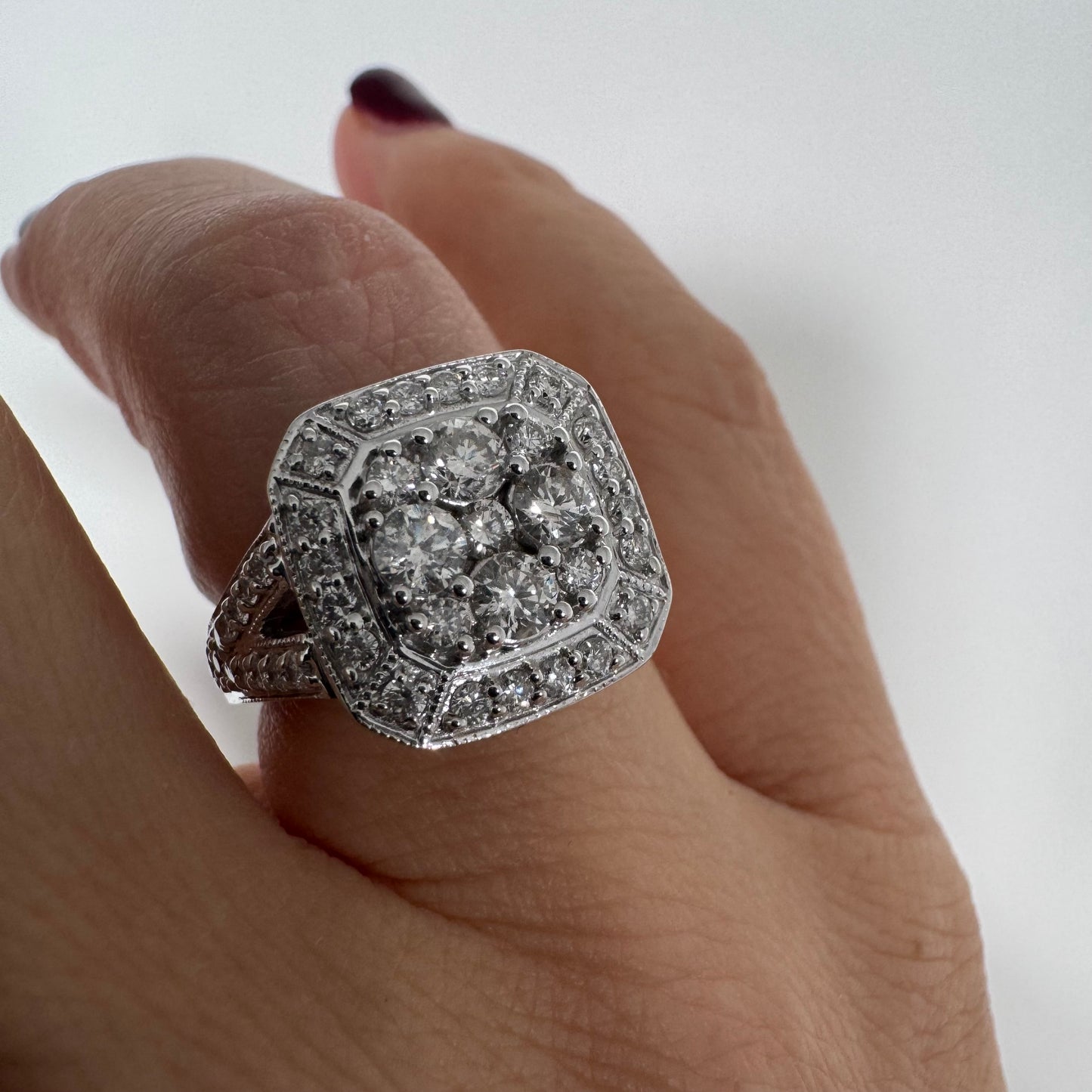 טבעת זהב לבן 18 קראט משובצת יהלומים בעיצוב קלאסטר אוקטגונלי מרשים.