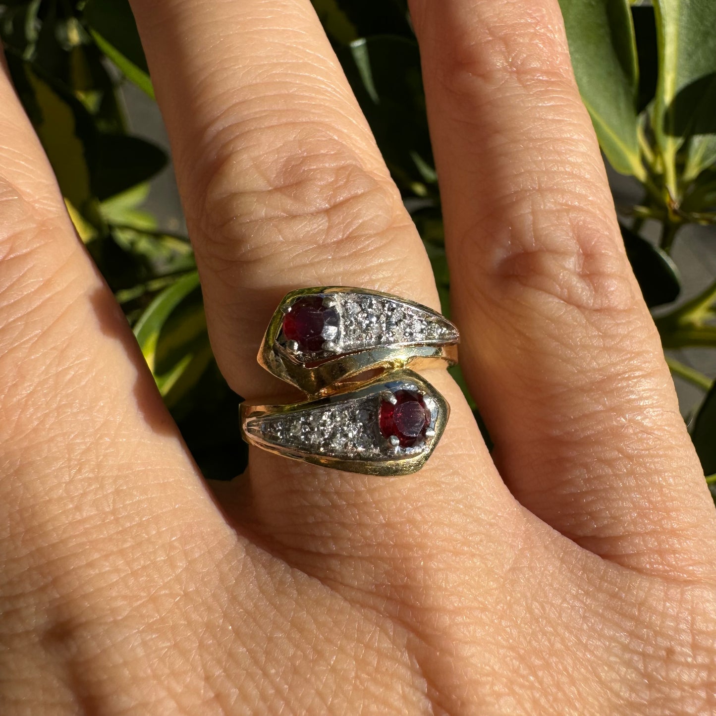 18K gold ring set with Garnet & Diamonds