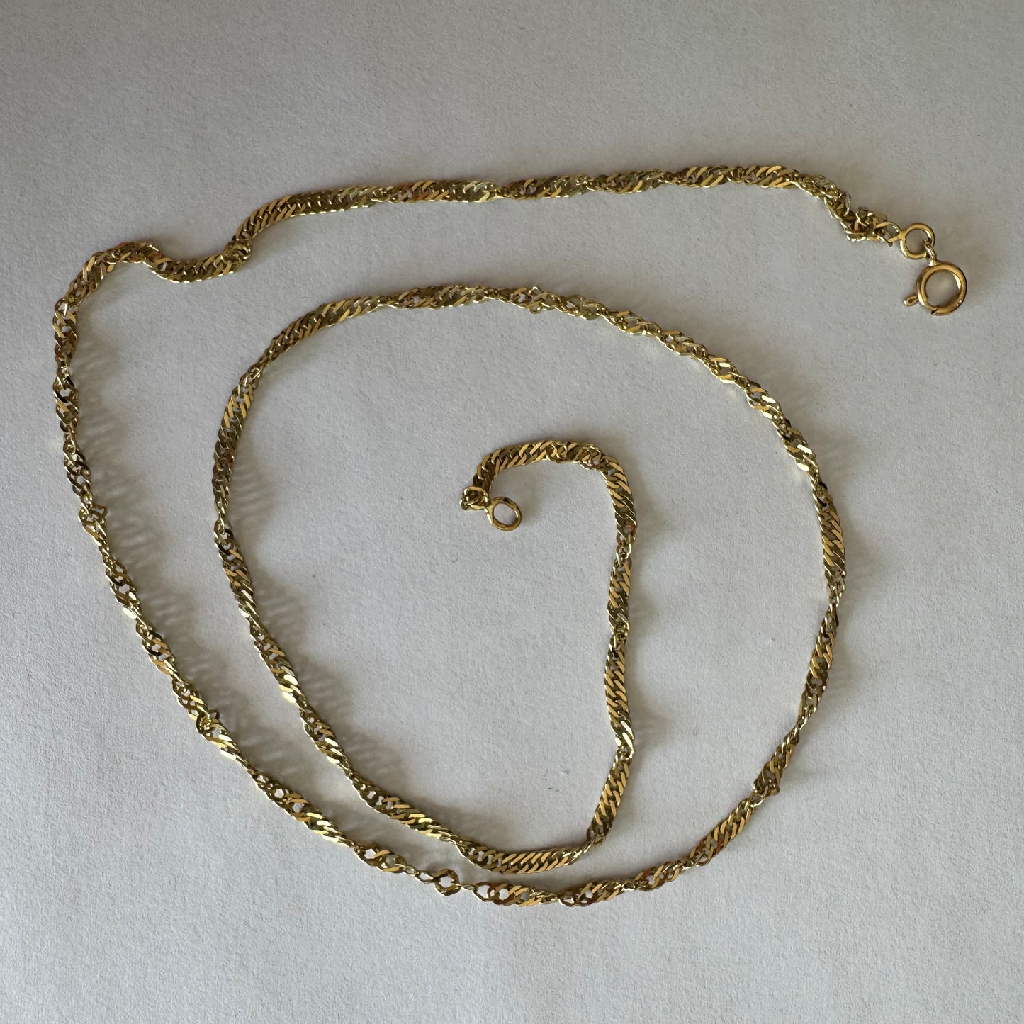 שרשרת זהב צהוב 14 קראט בעיצוב חוליות מסובבות ועדינות שמעניקות לה ברק ותנועה. 