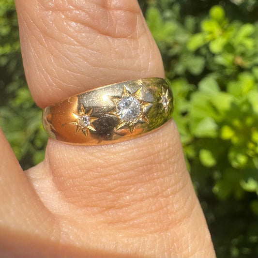18K gold star ring set with Diamonds