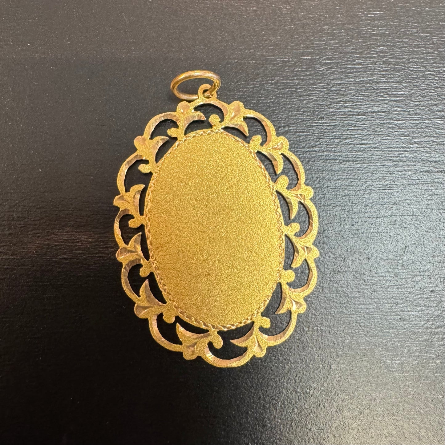 14K gold pendant featuring a luxurious vintage-inspired design.