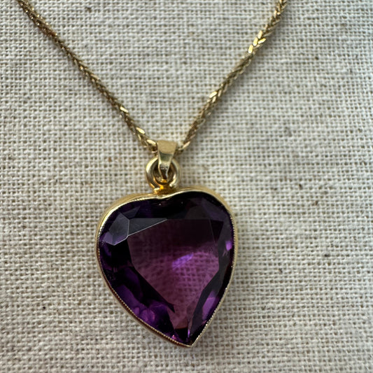14K gold necklace set with a heart-shaped amethyst pendant