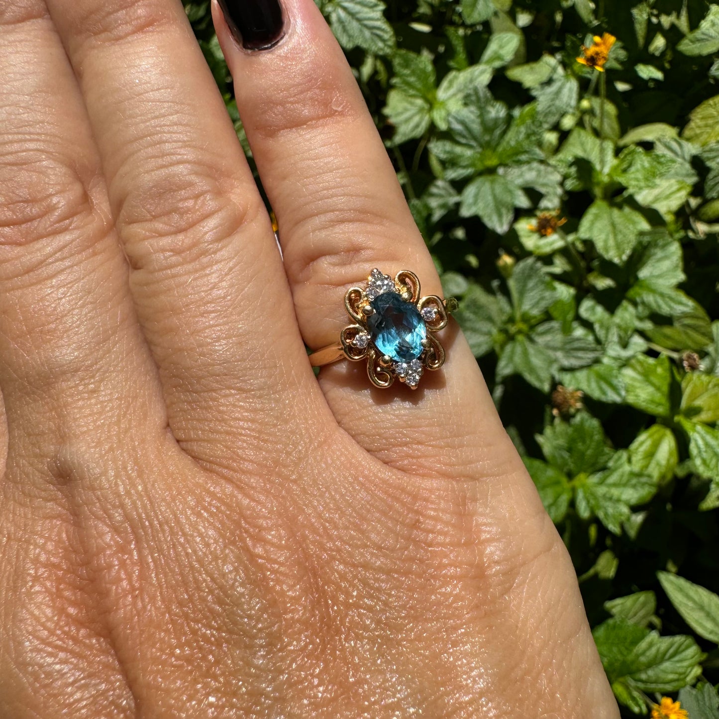 18K gold ring set with Blue Topaz & Diamonds