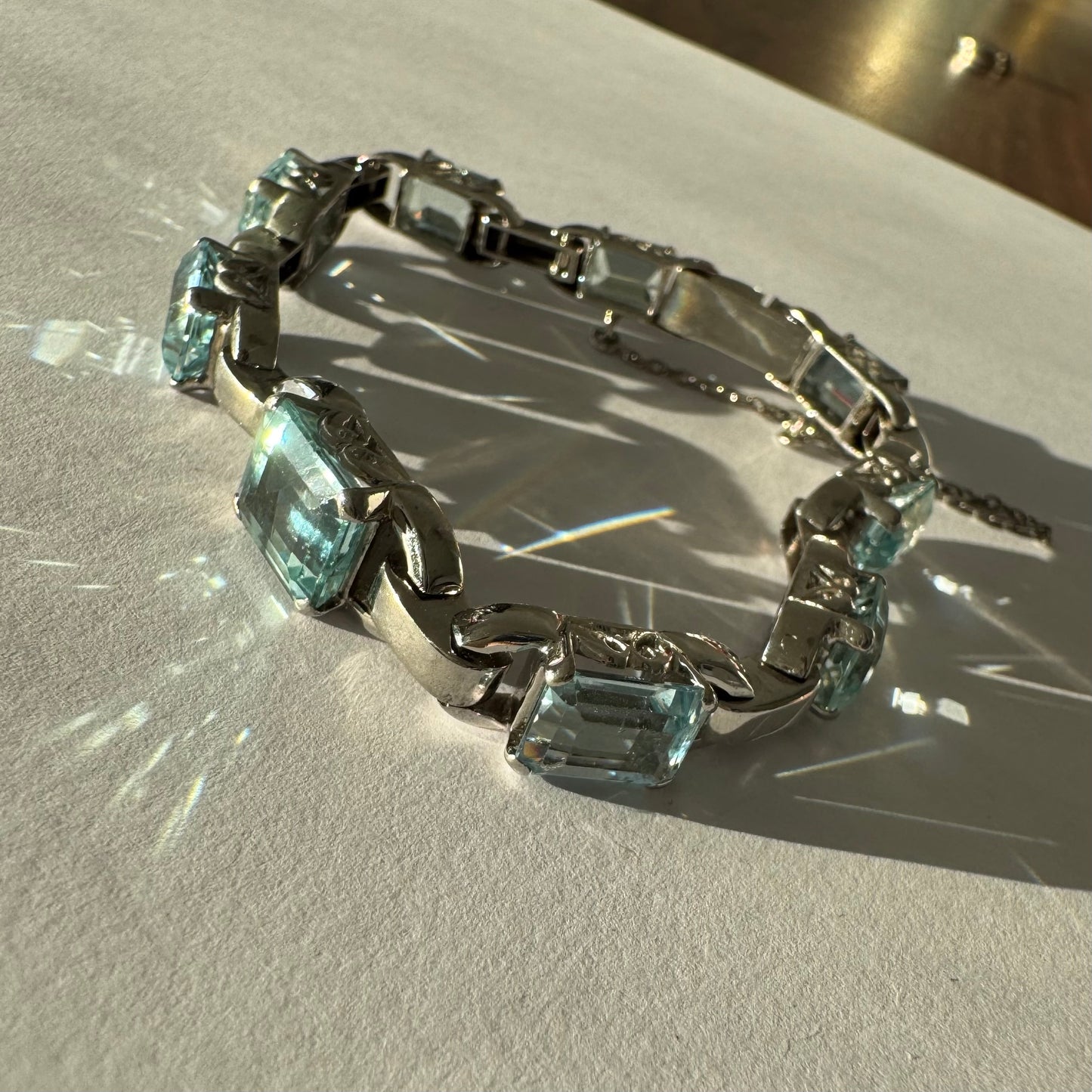 צמיד זהב לבן 18 קראט משובץ אבני אקוומרין בחיתוך אמרלד – אלגנטי, זוהר ועל-זמני.