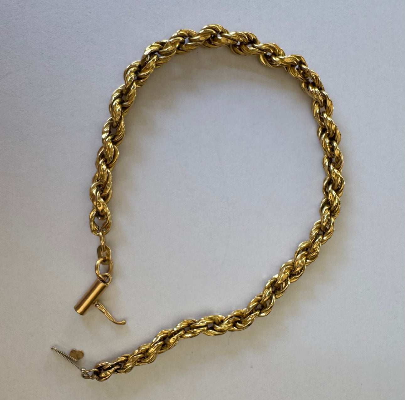 צמיד זהב 14 קראט בעבודת שרשרת חבל (Rope chain), בעיצוב קלאסי ועל־זמני. 