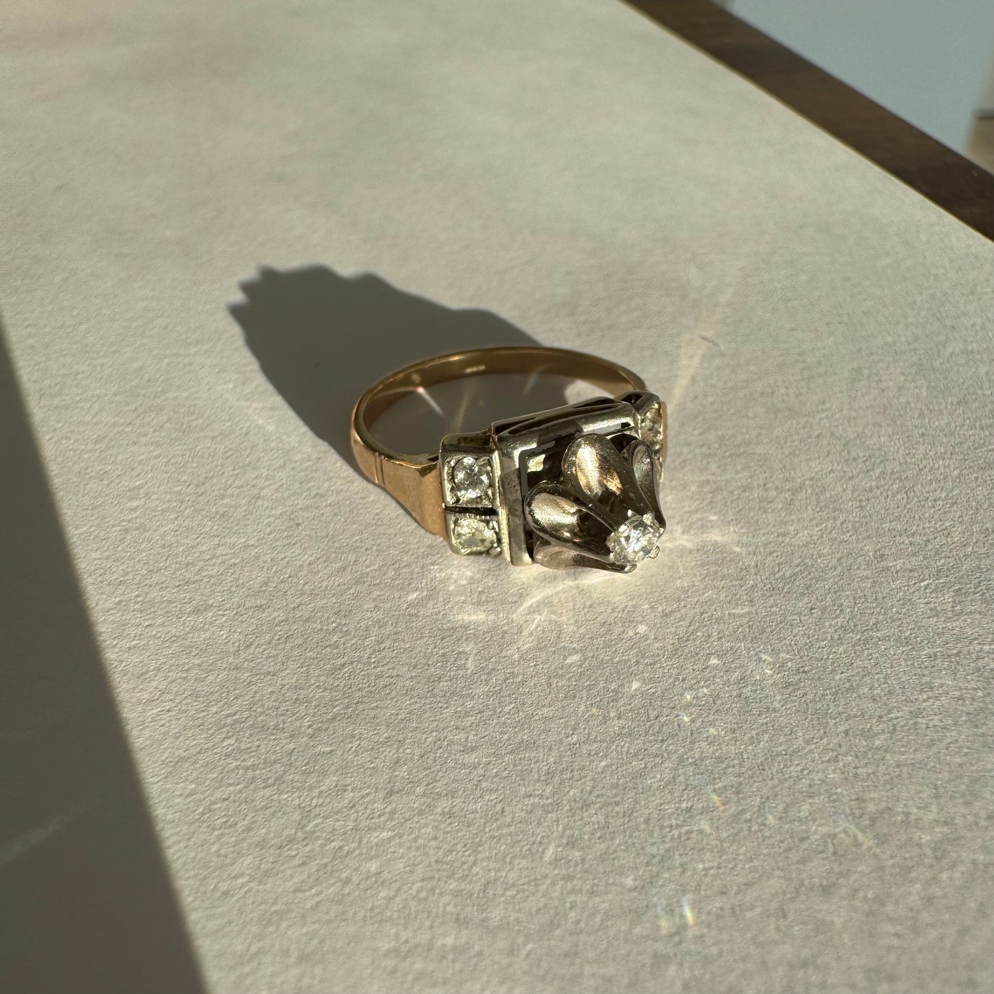 טבעת זהב 14 קראט משובצת יהלומים, בעיצוב פרח פתוח במרכז שמעניק לה מראה מיוחד ורומנטי. 