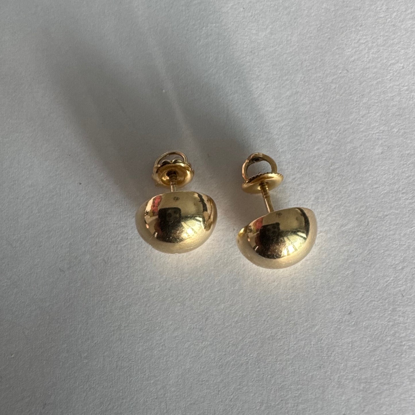 עגילי זהב צהוב 10 קראט צמודים לאוזן בעיצוב כדורי קלאסי.