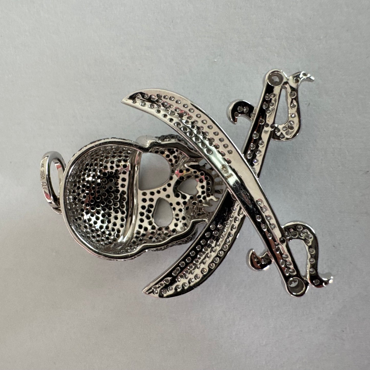 תליון זהב 14 קראט בצורת גולגולת/פיראט משובץ יהלומים לבנים ויהלומים שחורים בשיבוץ פאבה צפוף.