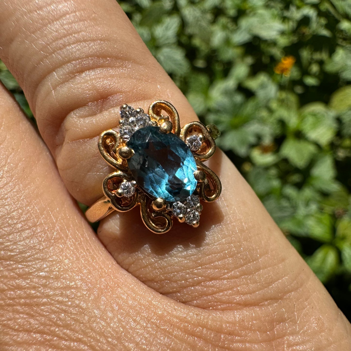 18K gold ring set with Blue Topaz & Diamonds